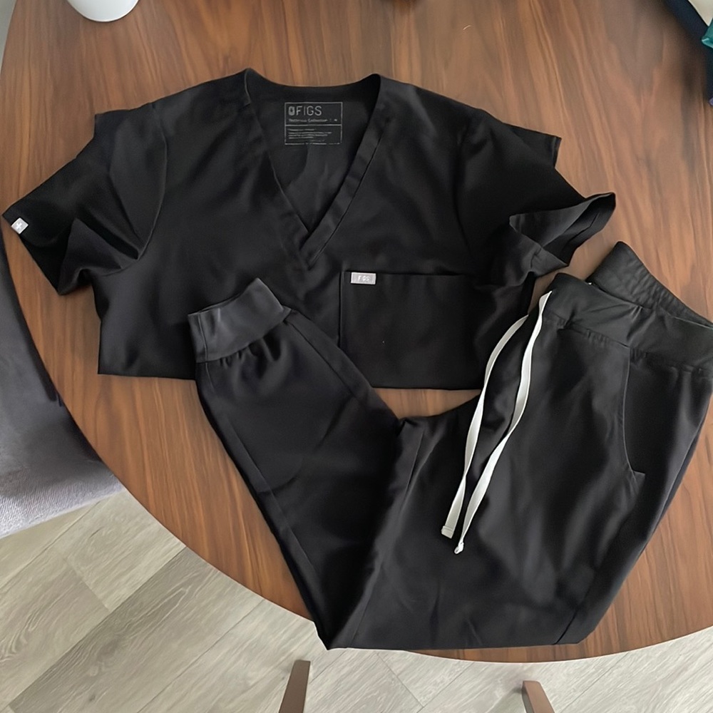 FIGS SCRUBS- black size M